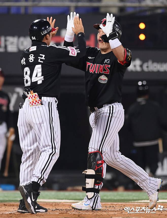 8일 오후 수원KT위즈파크에서 열린 '2024 신한 SOL Bank KBO 포스트시즌' LG 트윈스와 KT 위즈의 준플레이오프 3차전 경기,  2회초 1사 LG 박동원이 솔로포를 날린 뒤 박용근 코치와 세리머니를 하고 있다. 수원, 고아라 기자