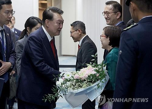 싱가포르 도착한 윤석열 대통령     (싱가포르=연합뉴스) 홍해인 기자 = 싱가포르를 국빈 방문한 윤석열 대통령이 7일(현지시간) 싱가포르 창이 국제공항에 도착해 영접 인사로부터 꽃다발을 받고 있다. 2024.10.7
    hihong@yna.co.kr