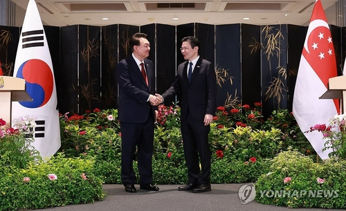 악수하는 윤석열 대통령과 웡 싱가포르 총리 (싱가포르=연합뉴스) 홍해인 기자 = 윤석열 대통령이 8일(현지시간) 싱가포르 의회에서 한·싱가포르 공동언론발표를 마친 뒤 로런스 웡 싱가포르 총리와 악수하고 있다.  2024.10.8 hihong@yna.co.kr