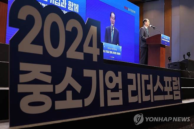 '2024 중소기업 리더스포럼' (서귀포=연합뉴스) 최재구 기자 = 한덕수 국무총리가 8일 제주도 서귀포시 해비치호텔 제주에서 열린 2024 중소기업 리더스포럼 개막식에서 격려사를 하고 있다. 2024.10.8 jjaeck9@yna.co.kr