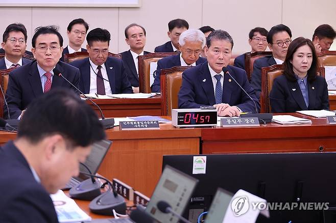 답변하는 김영호 통일부 장관 (서울=연합뉴스) 김주성 기자 = 김영호 통일부 장관이 8일 오전 서울 여의도 국회에서 열린 외교통일위원회의 통일부, 민주평화통일자문회의 등에 대한 국정감사에서 위원 질문에 답하고 있다. 2024.10.8 utzza@yna.co.kr