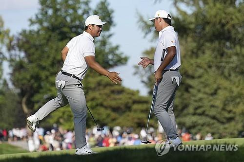 김시우(오른쪽)와 손바닥을 마주치는 김주형. [AP=연합뉴스]