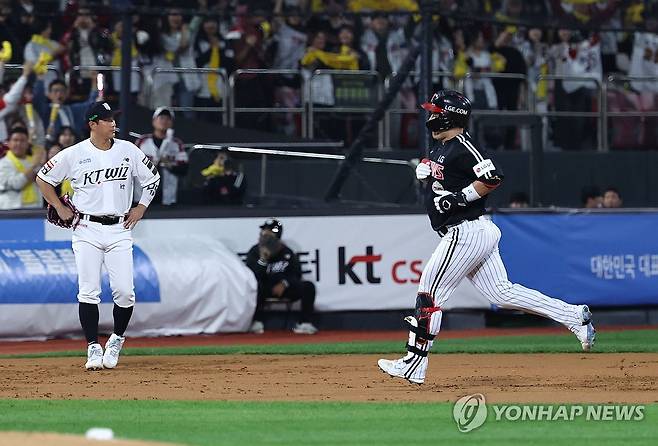 kt 벤자민 상대로 홈런 친 LG 박동원 (수원=연합뉴스) 김인철 기자 = 8일 수원 KT위즈파크에서 열린 2024 프로야구 신한 SOL뱅크 KBO 포스트시즌 준플레이오프 3차전 LG 트윈스와 kt wiz의 경기. 2회초 1사 LG 박동원이 좌월 솔로 홈런을 치고 그라운드를 돌고 있다. 2024.10.8 yatoya@yna.co.kr