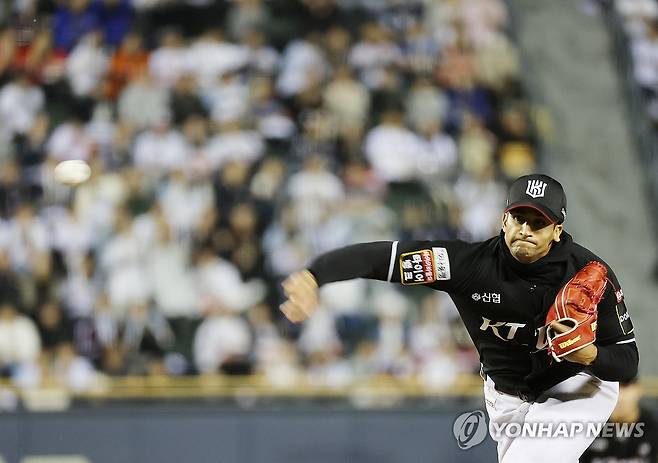 역투하는 쿠에바스 (서울=연합뉴스) 박동주 기자 = 2일 서울 잠실야구장에서 열린 프로야구 와일드카드 결정 1차전 두산 베어스와 kt wiz의 경기. 
    kt 선발투수 쿠에바스가 역투하고 있다. 2024.10.2 pdj6635@yna.co.kr