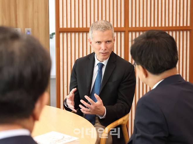 지난 8일 경기도지사 집무실에서 김동연 지사를 만난 루크 쉐퍼 미국 미시간대 포드 스쿨 석좌교수가 경기도 기회소득에 대한 의견을 전하고 있다. 루크 쉐퍼 교수는 빈곤과 사회복지 분야 세계적 권위자로, 그는 기회소득에 대해 “세계적으로 훌륭한 모델이 될 수 있다”고 평가했다.(사진=경기도)