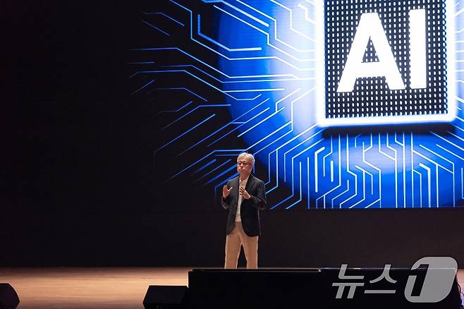 삼성전자 파운드리 사업부장 최시영 사장이 9일 서울 강남구 삼성동 코엑스에서 열린 '삼성 파운드리 포럼 2024(Samsung Foundry Forum 2024)'에서 기조연설을 하고 있다. (삼성전자 제공) 2024.7.9/뉴스1