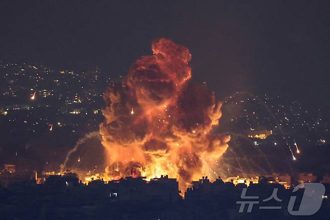 6일(현지시간) 레바논 남부 신엘필에서 바라본 이스라엘의 베이루트 공습으로 인한 거대한 폭발 장면. 2024.10.06 ⓒ 로이터=뉴스1 ⓒ News1 김지완 기자