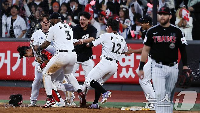 9일 오후 경기 수원시 장안구 KT위즈파크에서 열린 프로야구 '2024 신한 SOL 뱅크 KBO 포스트시즌' 준플레이오프 4차전 LG 트윈스와 KT 위즈의 경기, 연장 11회말 심우준의 끝내기 안타로 6대5 승리를 거둔 kt 선수들이 기쁨을 나누고 있다. 2024.10.9/뉴스1 ⓒ News1 김진환 기자