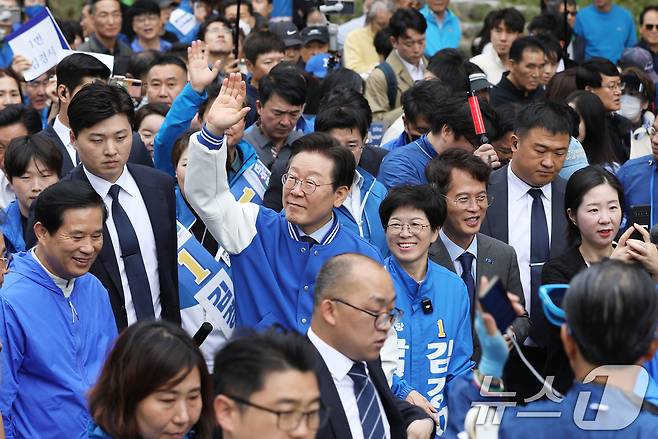 이재명 더불어민주당 대표가 9일 오후 부산 금정구 장전역 일대에서 시민들에게 김경지 금정구청장 후보에 대한 지지를 호소하고 있다. 2024.10.9/뉴스1 ⓒ News1 윤일지 기자