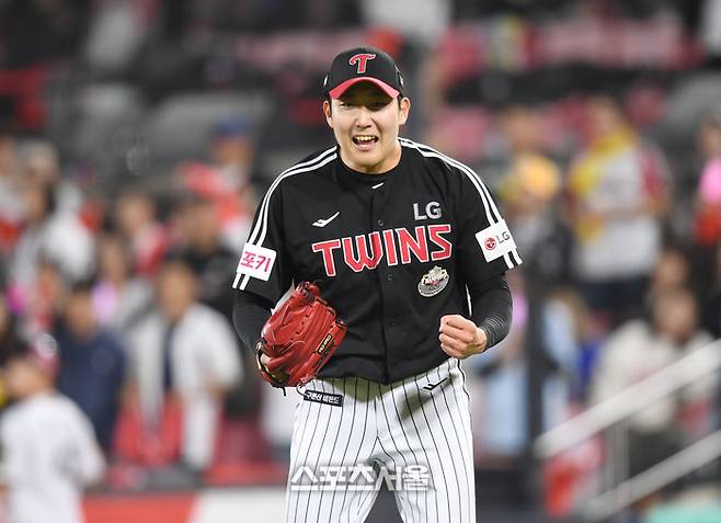 LG 투수 손주영이 8일 수원케이티위즈파크에서 열린 2024 KBO 준플레이오프 3차전 KT와 경기에서 7회말 수비를 마친 후 환호하고 있다. 수원 | 최승섭기자 thunder@sportsseoul.com