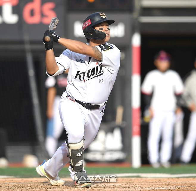 KT 강백호가 9일 수원케이티위즈파크에서 열린 LG와 2024 KBO 준플레이오프 4차전에서 5회초 우월 솔로포를 때린 후 타구를 바라보고 있다. 수원 | 최승섭기자 thunder@sportsseoul.com