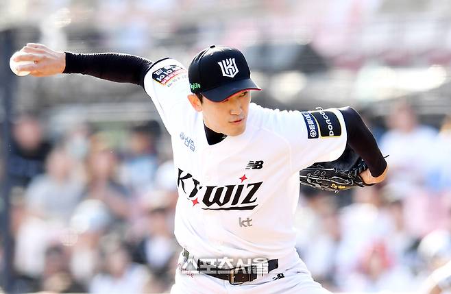 KT 고영표가 9일 수원케이티위즈파크에서 열린 2024 KBO 준플레이오프 4차전 LG와 경기에서 5회초 등판해 힘차게 공을 던지고 있다. 수원 | 박진업 기자 upandup@sportsseoul.com