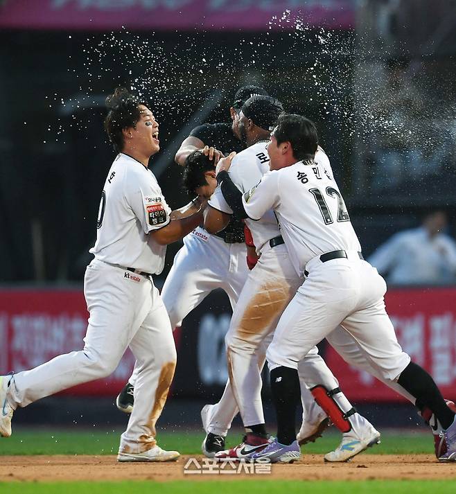 KT 선수들이 9일 수원케이티위즈파크에서 열린 2024 KBO 준플레이오프 4차전 LG와 경기에서 11회말 심우준의 끝내기 안타로 승리한 후 기뻐하고 있다. 수원 | 박진업 기자 upandup@sportsseoul.com