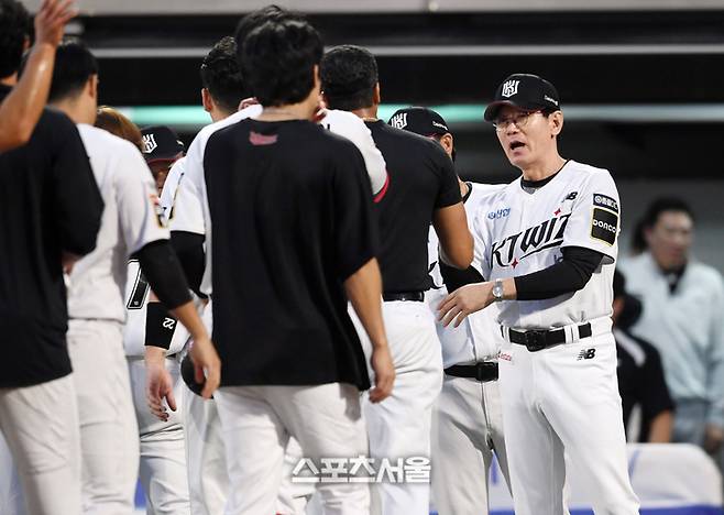 KT 이강철 감독(오른쪽)이 9일 수원케이티위즈파크에서 열린 2024 KBO 준플레이오프 4차전 LG와 경기에서 끝내기 승리를 거둔 후 선수들과 하이파이브를 하고 있다. 수원 | 박진업 기자 upandup@sportsseoul.com