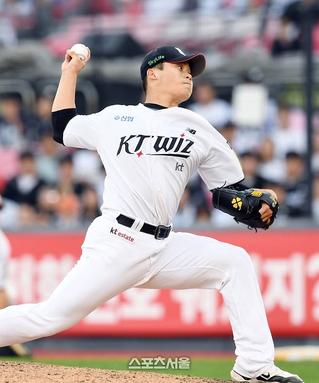 KT 박영현이 9일 수원케이티위즈파크에서 열린 2024 KBO 준플레이오프 4차전 LG와 경기 8회초 등판해 역투하고 있다. 수원 | 박진업 기자 upandup@sportsseoul.com