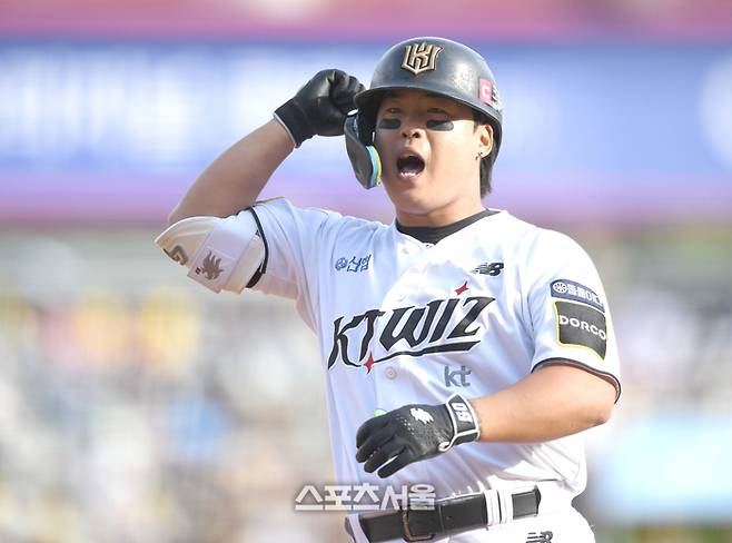 KT 강백호가 9일 수원 KT위즈파크에서 열린 LG와 2024 KBO 준플레이오프 4차전 5회초 우중월 홈런을 날린 후 환호하고 있다. 수원 | 최승섭기자 thunder@sportsseoul.com