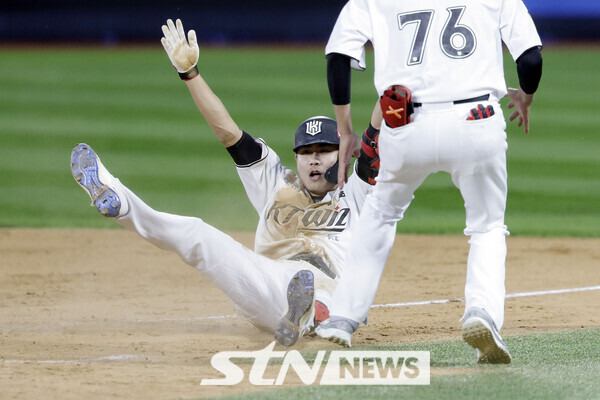 9일 경기도 수원케이티위즈파크에서 열린 2024 KBO 포스트시즌 준플레이오프 4차전 LG 트윈스와 kt 위즈의 경기에서 연장 12회말 2사 만루 상황 kt 심우준이 끝내기 안타를 친 뒤 기뻐하고 있다. 사진┃뉴시스