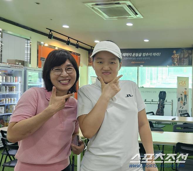 올시즌 발달장애 8관왕에 빛나는 골프선수 김선영과 중학교 시절 은사 이명순 경기고 특수교사가 함께 포즈를 취했다.