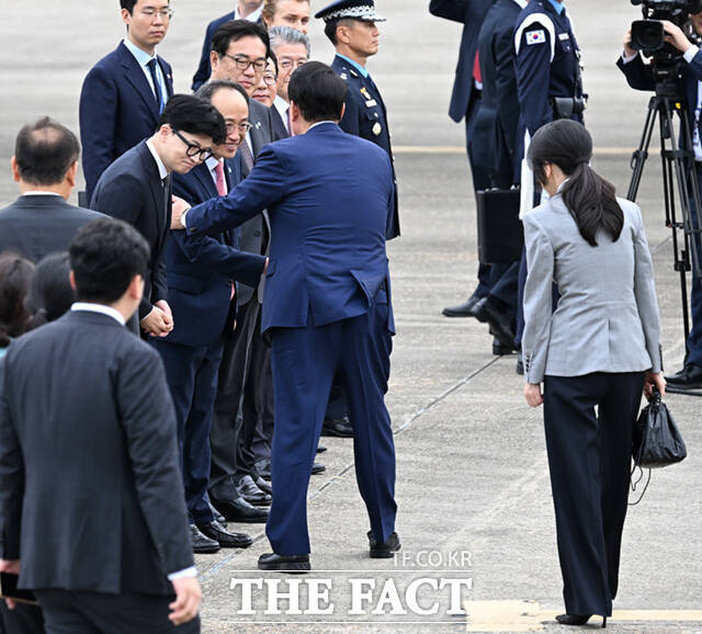 한동훈 국민의힘 대표가 여당 내에서 윤석열 대통령의 부인 김건희 여사가 공개 활동을 자제해야 한다는 요구가 나오는 것과 관련해 "저도 그렇게 생각한다"고 밝혔다. 사진은 한동훈 국민의힘 대표(왼쪽)가 지난달 19일 서울공항에서 윤석열 대통령과 체코 순방길에 오르는 김건희 여사(오른쪽)에게 목례하는 모습. /이새롬 기자