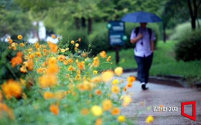 전국적으로 비가 내린 20일 서울 여의도공원에서 시민들이 우산을 쓴 채 발걸음을 옮기고 있다. 기상청은 21일까지 많은 비가 내리고 나면 더위가 한풀 꺽일것으로 내다봤다. 사진=김현민 기자 kimhyun81@