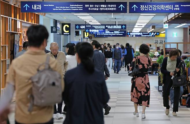 서울의 한 대학 병원을 찾은 내원객들이 진료를 위해 이동하고 있다. /뉴스1