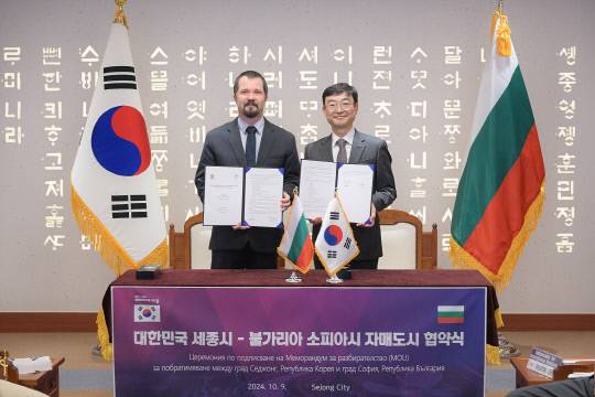 김하균 세종시 행정부시장(오른쪽)과 이반 고이체프 불가리아 소피아시 디지털혁신경제발전 부시장이 자매도시 협약을 맺고 기념촬영을 하고 있다. 세종시제공