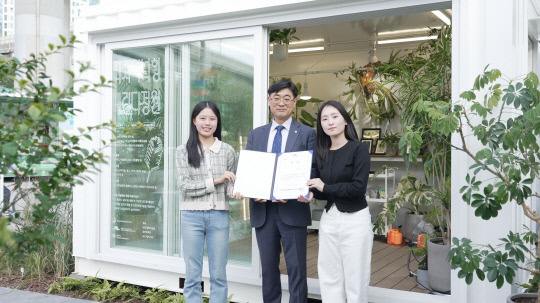 '2024 실내정원 아이디어 공모전'에서 '핸디가든(Handy Garden)'을 조성해 대상을 수상한 김예슬(맨 왼쪽), 윤지호(맨 오른쪽)씨가 한국수목원정원관리원 심상택 이사장과 기념촬영을 하고 있다. 한국수목원정원관리원 제공