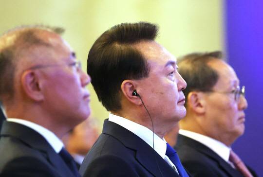 지난 10월8일(현지시간) 윤석열 대통령이 싱가포르의 한 호텔에서 열린 한·싱가포르 비즈니스 포럼에 참석해 앤드류 콴 싱가포르기업연합회 부회장 환영사를 경청하고 있다.<연합뉴스 사진>