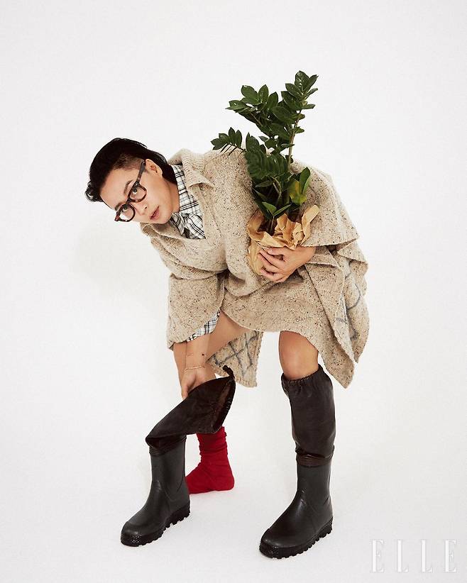 베이지 울 판초와 체크 패턴의 셔츠, 브라운 레더 쇼츠는 모두 Bottega Veneta. 가죽 트리밍 부츠는 스타일리스트 소장품.