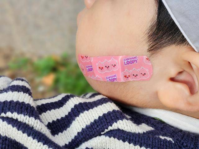 최군의 반창고에도 한글이 아닌 영어가 쓰여 있다. 전유진 기자