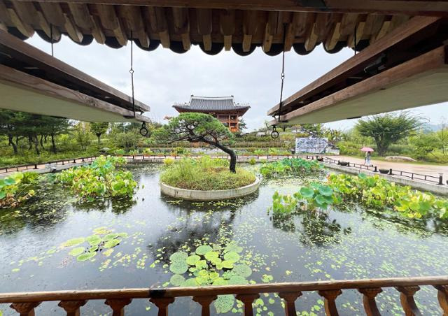 정조의 부용지를 재현한 국립세종수목원 별서정원.