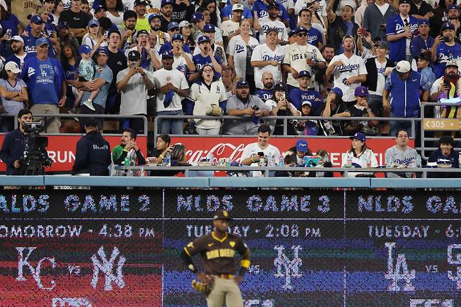 지난 7일 NLDS 2차전에서 쥬릭슨 프로파에게 야유를 보내는 LA 다저스 팬들. AFP=연합뉴스