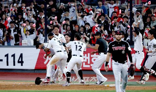 2024 프로야구 KBO 포스트시즌 kt위즈와 LG트윈스의 준플레이오프(준PO) 4차전 경기가 9일 오후 수원kt위즈파크에서 열렸다. 연장 11회말 2사 만루 심우준의 끝내기 안타로 경기를 승리한 kt선수들이 경기 후 물세례를 하며 환호하고 있다. 수원=김민규 기자 mgkim1@edaily.co.kr /2024.10.09/