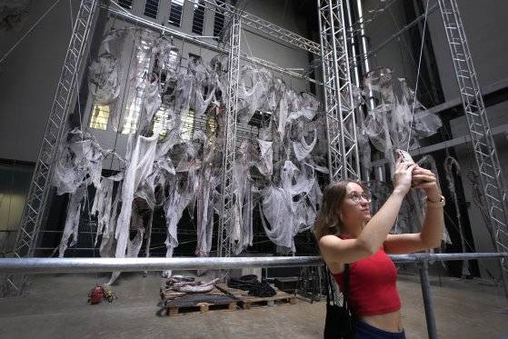 이미래의 신작 '열린 상처'를 배경으로 자신의 모습을 담는 관람객. AP=연합