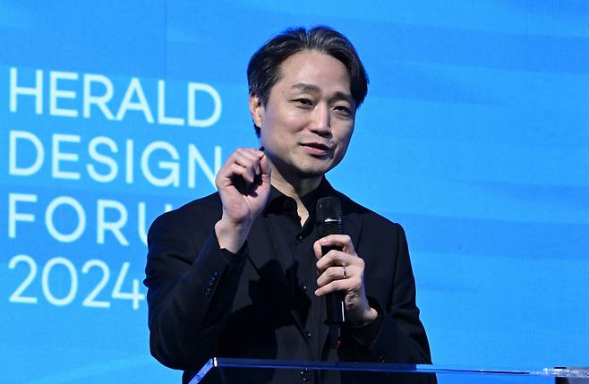 Weta FX CG supervisor Choi Jong-jin describes the photorealistic rendering of water in ‘Avatar: The Way of Water’ at the Herald Design Forum held in Seoul on Tuesday. (Lim Se-jun/ The Korea Herald)