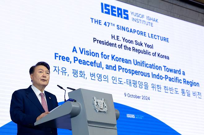 Korean President Yoon Suk Yeol delivers a keynote address on his administration’s unification vision at a lecture hosted by the Institute of Southeast Asian Studies in a hotel in Singapore on Wednesday. [JOINT PRESS CORPS]