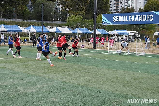 9일 서울 양천구 해마루 축구장에서 ‘2024 레울컵’이 열렸다. 하프타임(빨간색 조끼) 팀이 선제골을 넣자 동점골로 응수하는 지니핑(파란색 조끼) 팀의 슈팅 모습. 사진=이영재 기자