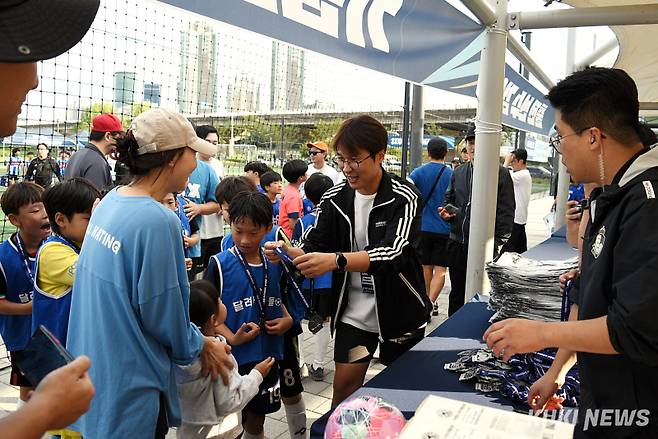 9일 서울 양천구 해마루 축구장에서 ‘2024 레울컵’이 열렸다. 3학년부 우승을 차지한 ‘달려라 동네 슛돌이’ 팀. 사진=이영재 기자