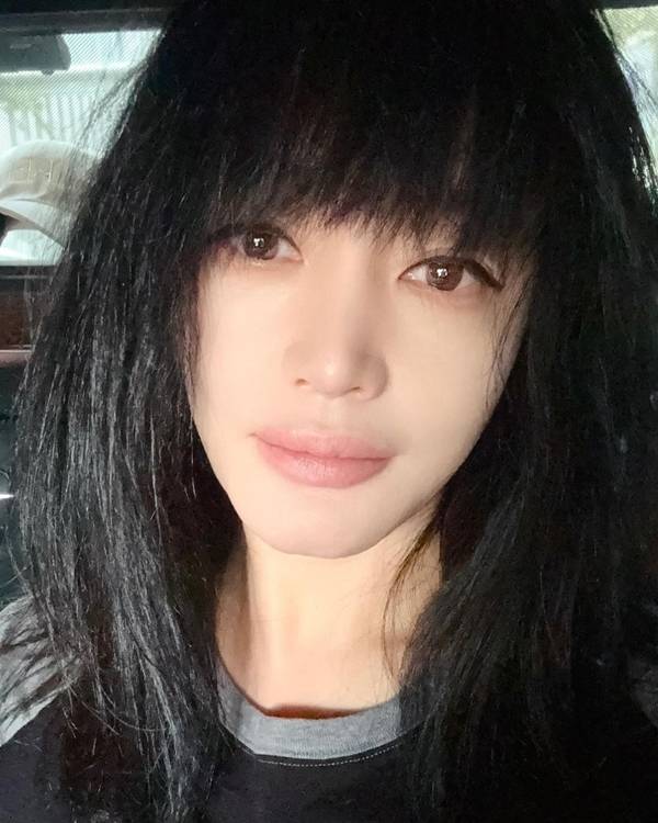 촬영된 사진 속 김혜수의 피부는 결점 하나 없이 매끄럽고 투명한 윤기를 자랑한다.  사진=SNS