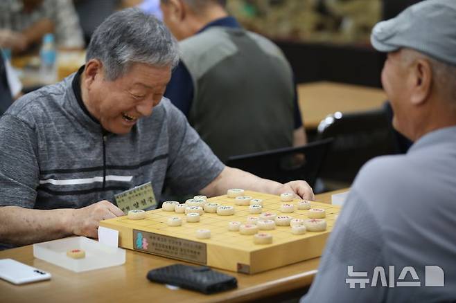 [화성=뉴시스] 13일 대한노인회 화성시지회에서 개최한 ‘제19회 대한노인회 화성시지회장배 바둑·장기 대회’ 참가자들이 장기를 두고 있다.(사진=화성시 제공)2024.09.13.photo@newsis.com