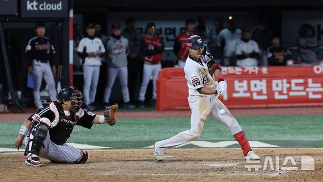 [수원=뉴시스] 김금보 기자 = 9일 경기도 수원케이티위즈파크에서 열린 2024 KBO 포스트시즌 준플레이오프 4차전 LG 트윈스와 kt 위즈의 경기, 11회말 2사 만루 kt 심우준이 끝내기 안타를 치고 있다. 2024.10.09. kgb@newsis.com