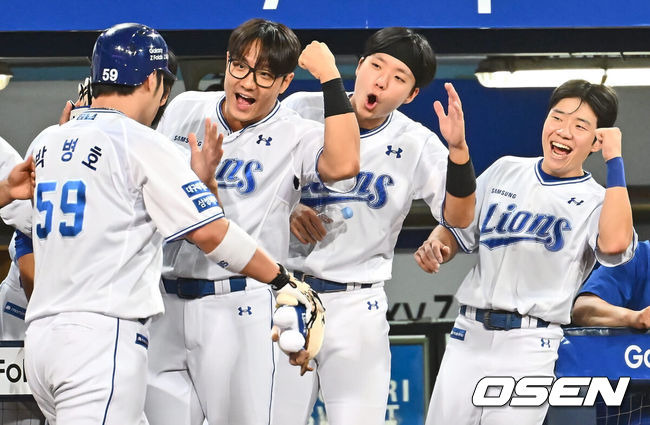 [OSEN=대구, 이석우 기자] 3일 대구삼성라이온즈파크에서 2024 신한 SOL 뱅크 KBO 리그 삼성 라이온즈와 롯데 자이언츠의 경기가 열렸다. 홈팀 삼성은 코너가 방문팀 롯데는 반즈가 선발 출전했다. 삼성 라이온즈 박병호가 4회말 1사 좌중월 동점 솔로 홈런을 치고 하이파이브를 하고 있다. 2024.09.03 / foto0307@osen.co.kr