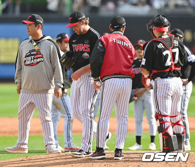 [OSEN=수원, 박준형 기자] 9일 수원KT위즈파크에서 2024 신한 SOL뱅크 KBO 포스트시즌 준플레이오프 4차전 KT 위즈와 LG 트윈스의 경기가 진행된다.이날 KT는 쿠에바스를, LG는 엔스를 선발투수로 내세웠다.4회말 1사 만루 LG 선발투수 엔스가 교체되고 있다.    2024.10.09 / soul1014@osen.co.kr