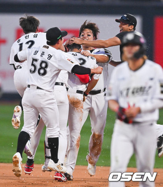 [OSEN=수원, 박준형 기자] 9일 수원KT위즈파크에서 2024 신한 SOL뱅크 KBO 포스트시즌 준플레이오프 4차전 KT 위즈와 LG 트윈스의 경기가 진행된다.이날 KT는 쿠에바스를, LG는 엔스를 선발투수로 내세웠다.연장 11회말 2사 만루 KT 심우준이 끝내기 안타를 날린뒤 기뻐하고 있다.   2024.10.09 / soul1014@osen.co.kr