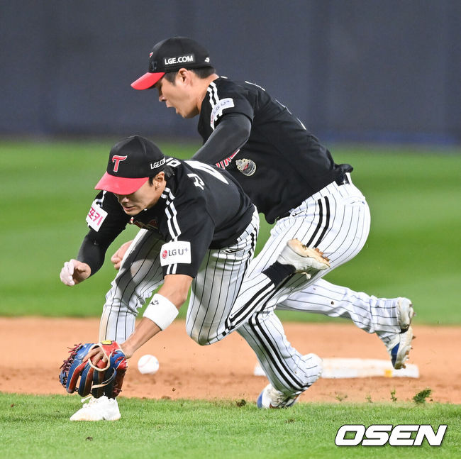 [OSEN=수원, 박준형 기자] 9일 수원KT위즈파크에서 2024 신한 SOL뱅크 KBO 포스트시즌 준플레이오프 4차전 KT 위즈와 LG 트윈스의 경기가 진행된다.이날 KT는 쿠에바스를, LG는 엔스를 선발투수로 내세웠다.연장 11회말 2사 만루 KT 심우준의 끝내기 안타때 신민재와 오지환이 충돌하며 타구를 놓치고 있다.   2024.10.09 / soul1014@osen.co.kr