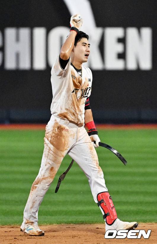 [OSEN=수원, 민경훈 기자] 9일 수원KT위즈파크에서 2024 신한 SOL뱅크 KBO 포스트시즌 준플레이오프 4차전 KT 위즈와 LG 트윈스의 경기가 진행됐다. 이 경기에서 KT는 LG에 연장 11회말 6-5 끝내기 승리를 거두며 승부를 준PO 5차전으로 끌고 갔다.연장 11회말 2사 만루 KT 심우준이 끝내기 안타를 친 후 끝내기 공을 들고 기뻐하고 있다. 2024.10.09 / &nbsp;rumi@osen.co.kr