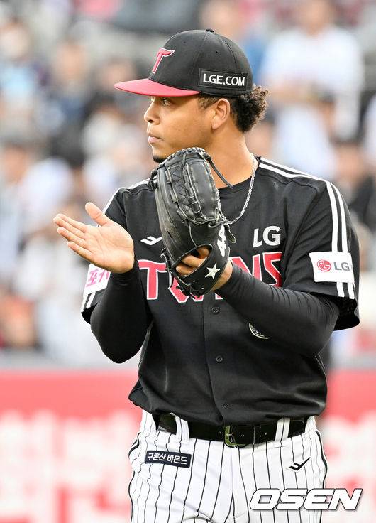 [OSEN=수원, 민경훈 기자] 9일 수원KT위즈파크에서 2024 신한 SOL뱅크 KBO 포스트시즌 준플레이오프 4차전 KT 위즈와 LG 트윈스의 경기가 진행됐다.이날 KT는 쿠에바스를, LG는 엔스를 선발 투수로 내세웠다.8회말을 마친 LG 에르난데스가 박수를 치고 있다. 2024.10.09 / &nbsp;rumi@osen.co.kr