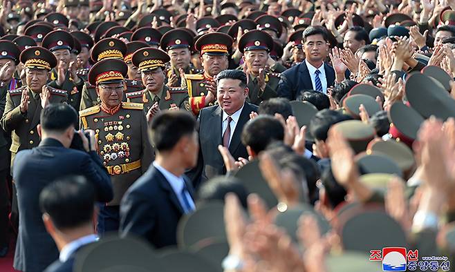 북한 김정은 국방위원장이 7일 창립 60주년을 맞이한 김정은국방종합대학을 축하방문하고 연설을 했다고 조선중앙통신이 8일 보도했다.평양 조선중앙통신=연합뉴스