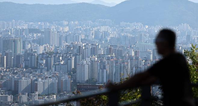 9일 오전 서울 용산구 남산공원에서 바라본 서울 시내에 아파트가 보이고 있다. 뉴시스