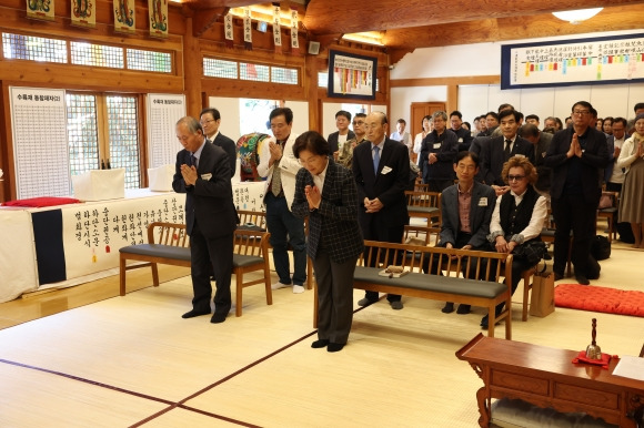 지난 4일 진관사에서 열린 ‘집현전 학사 추모재’를 찾은 김미경(가운데) 서울 은평구청장이 합장하고 있다. 은평구 제공